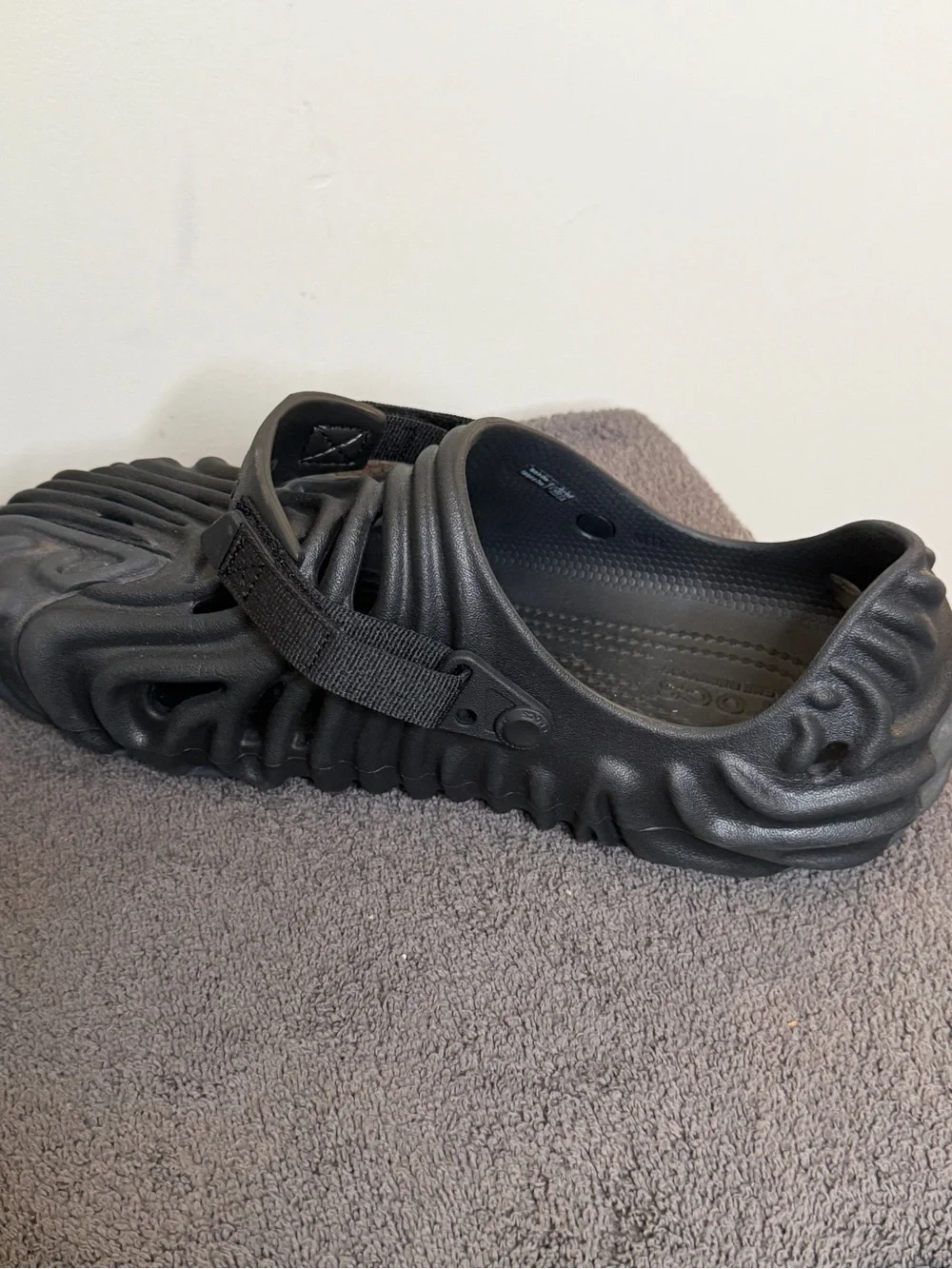 Crocs Echo Storm Black Clogs Men’s size 12 w/adjustable strap. Slip on comfort